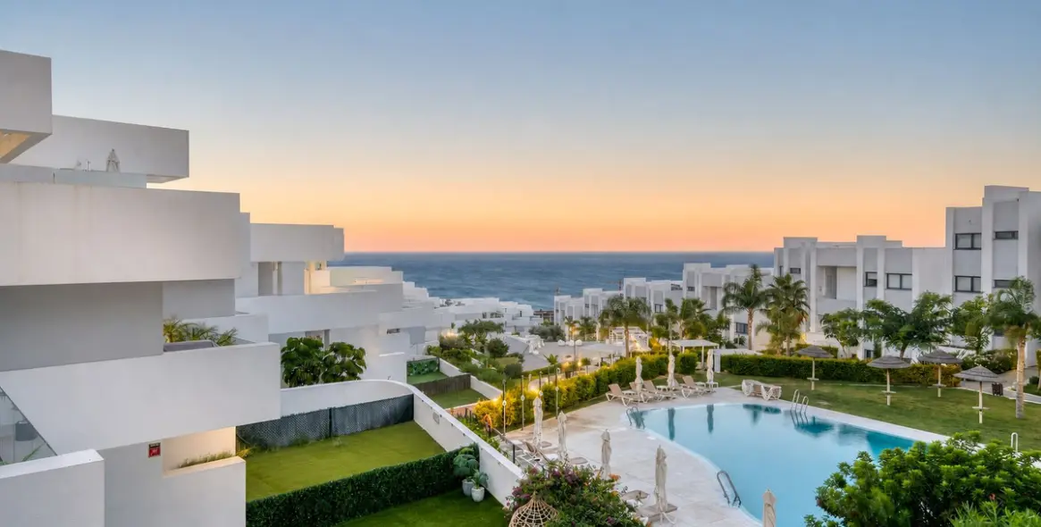 Venta de apartamento en planta media en La Duquesa 5