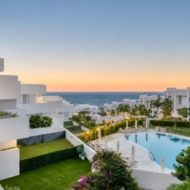 Venta de apartamento en planta media en La Duquesa