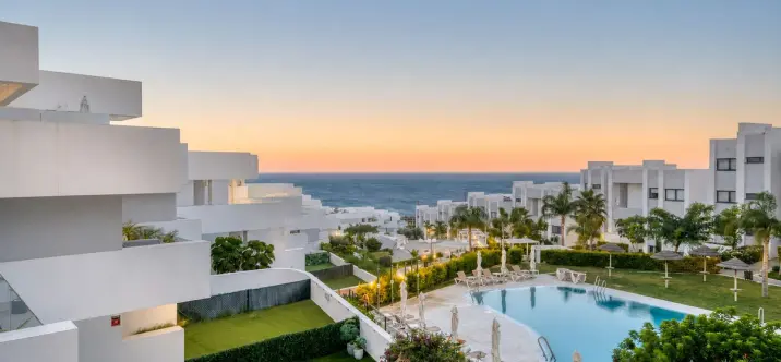 Venta de apartamento en planta media en La Duquesa 4