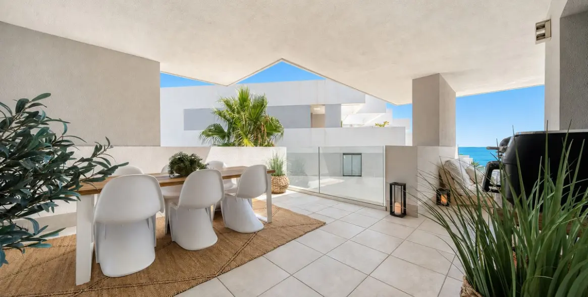 Venta de apartamento en planta media en La Duquesa 6