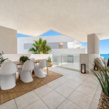 Venta de apartamento en planta media en La Duquesa