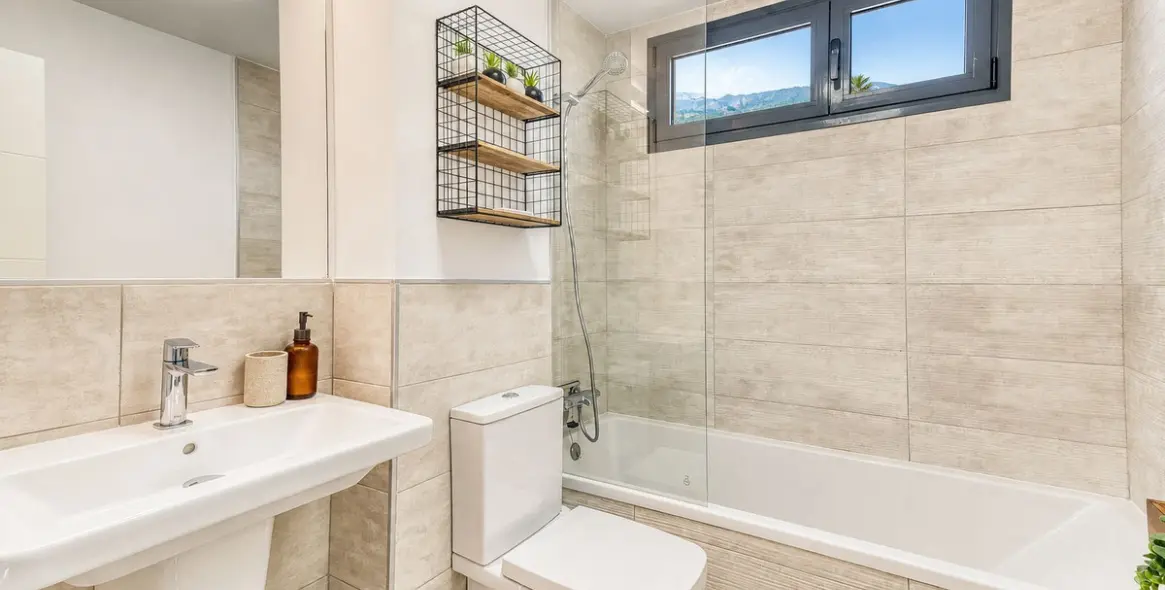Venta de apartamento en planta media en La Duquesa 8