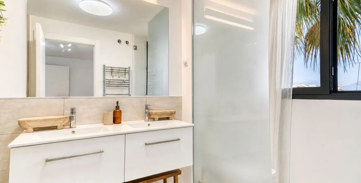 Venta de apartamento en planta media en La Duquesa 11