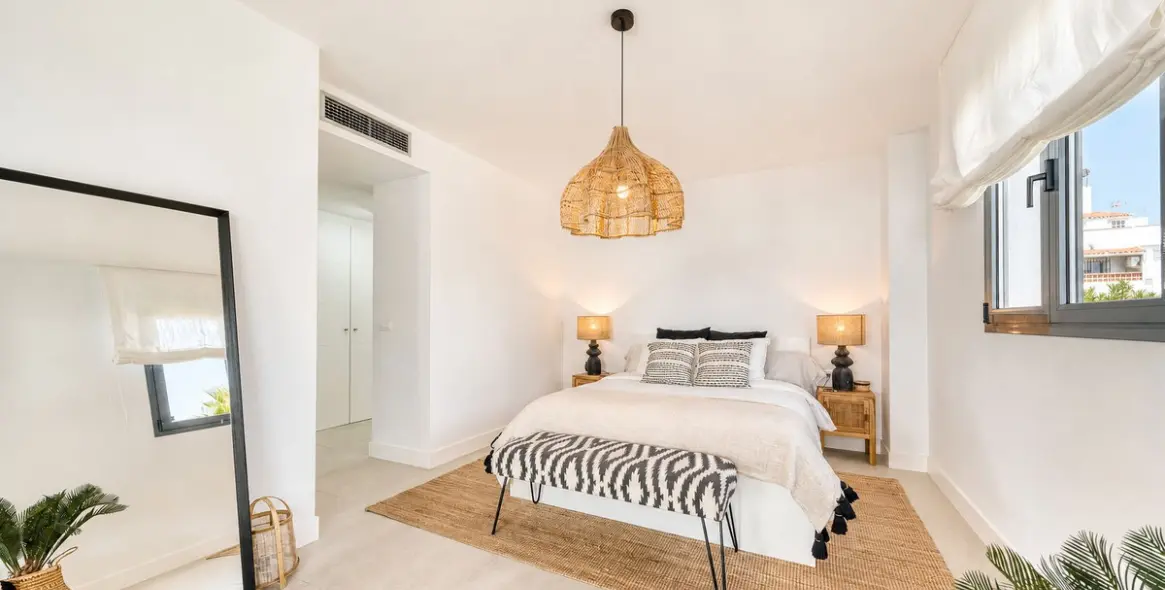 Venta de apartamento en planta media en La Duquesa 12