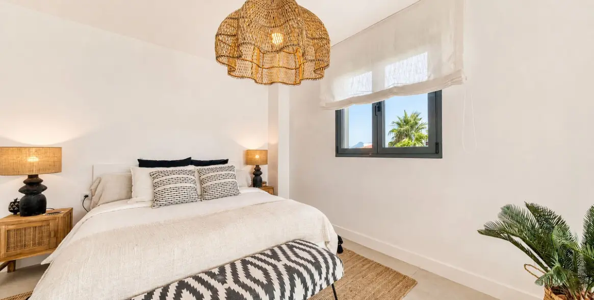 Venta de apartamento en planta media en La Duquesa 13