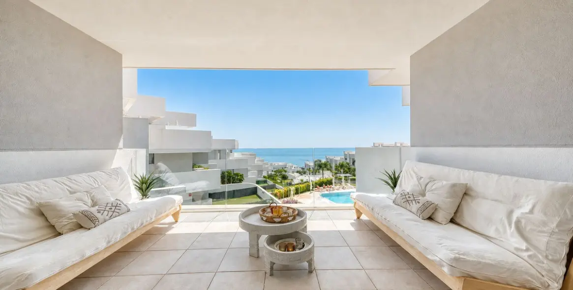 Venta de apartamento en planta media en La Duquesa 16