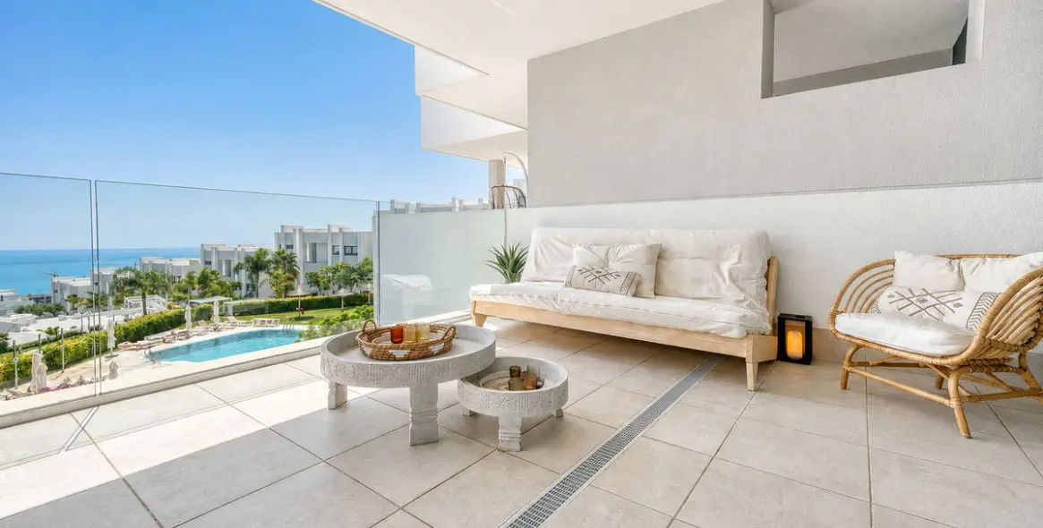 Venta de apartamento en planta media en La Duquesa 17