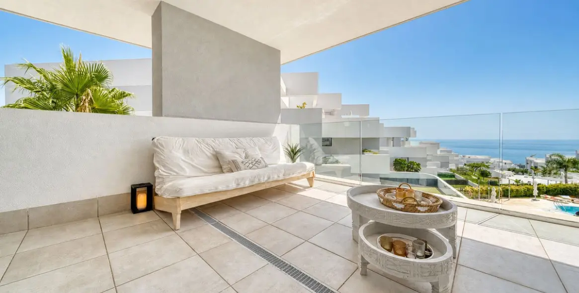 Venta de apartamento en planta media en La Duquesa 18
