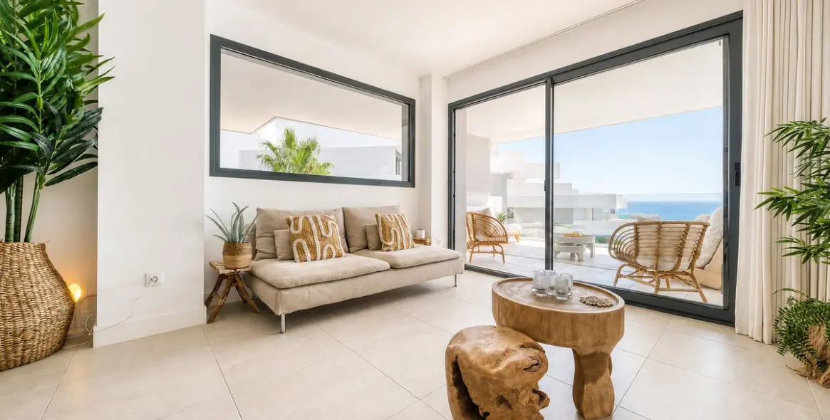 Venta de apartamento en planta media en La Duquesa 21