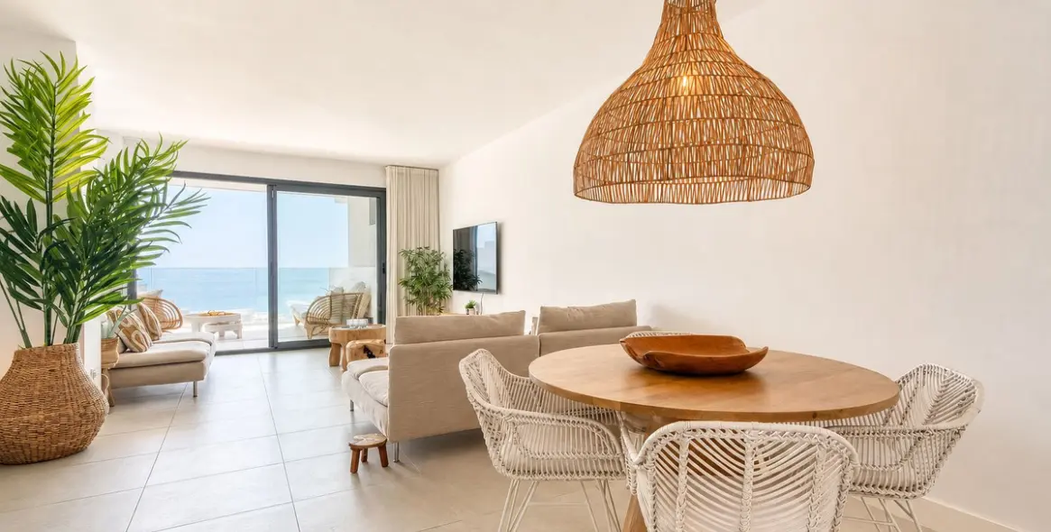 Venta de apartamento en planta media en La Duquesa 23