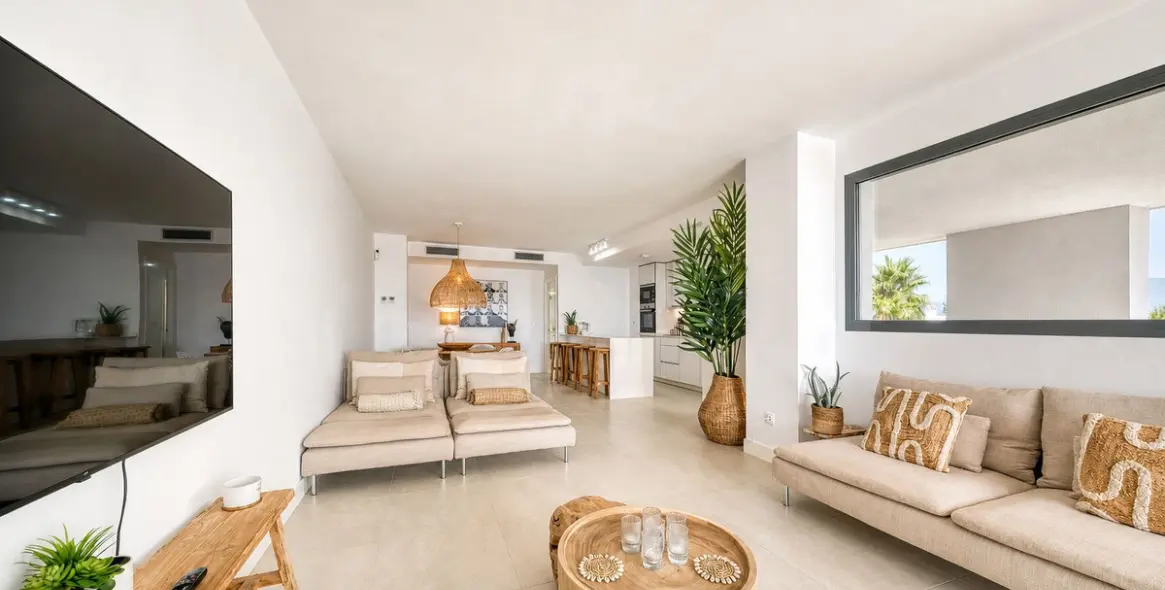 Venta de apartamento en planta media en La Duquesa 24