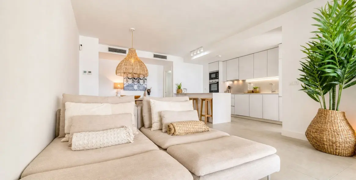 Venta de apartamento en planta media en La Duquesa 25