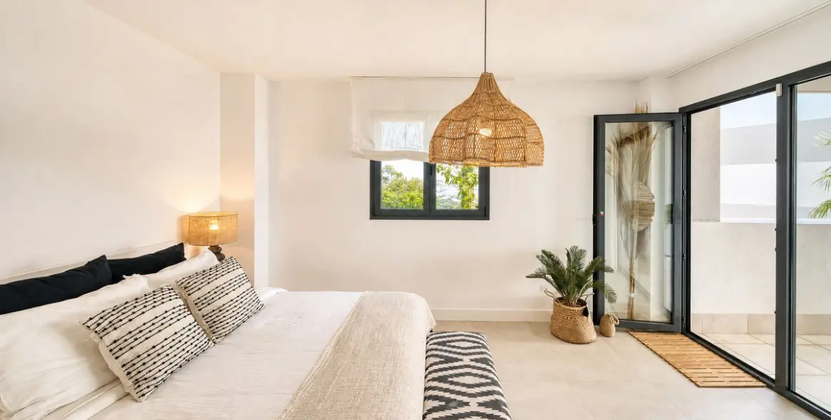 Venta de apartamento en planta media en La Duquesa 26