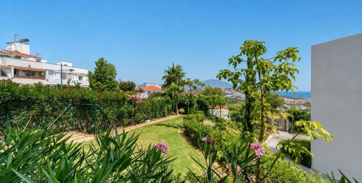 Venta de apartamento en planta media en La Duquesa 27