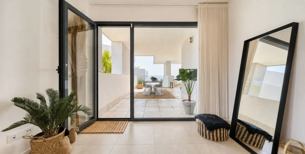 Venta de apartamento en planta media en La Duquesa 28