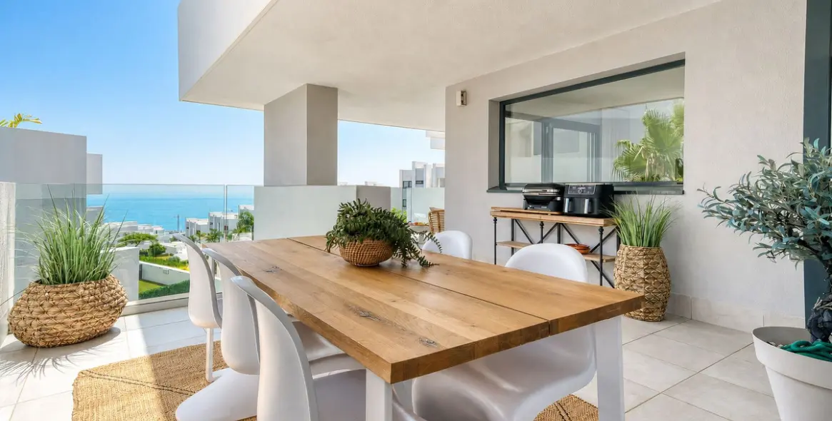Venta de apartamento en planta media en La Duquesa 30