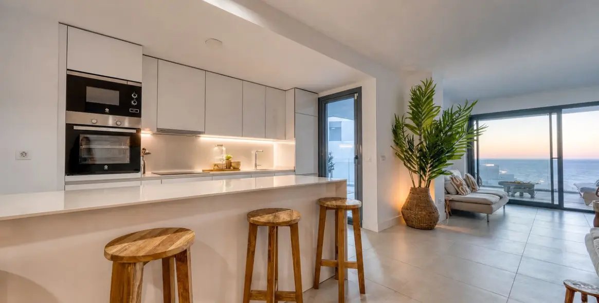 Venta de apartamento en planta media en La Duquesa 36