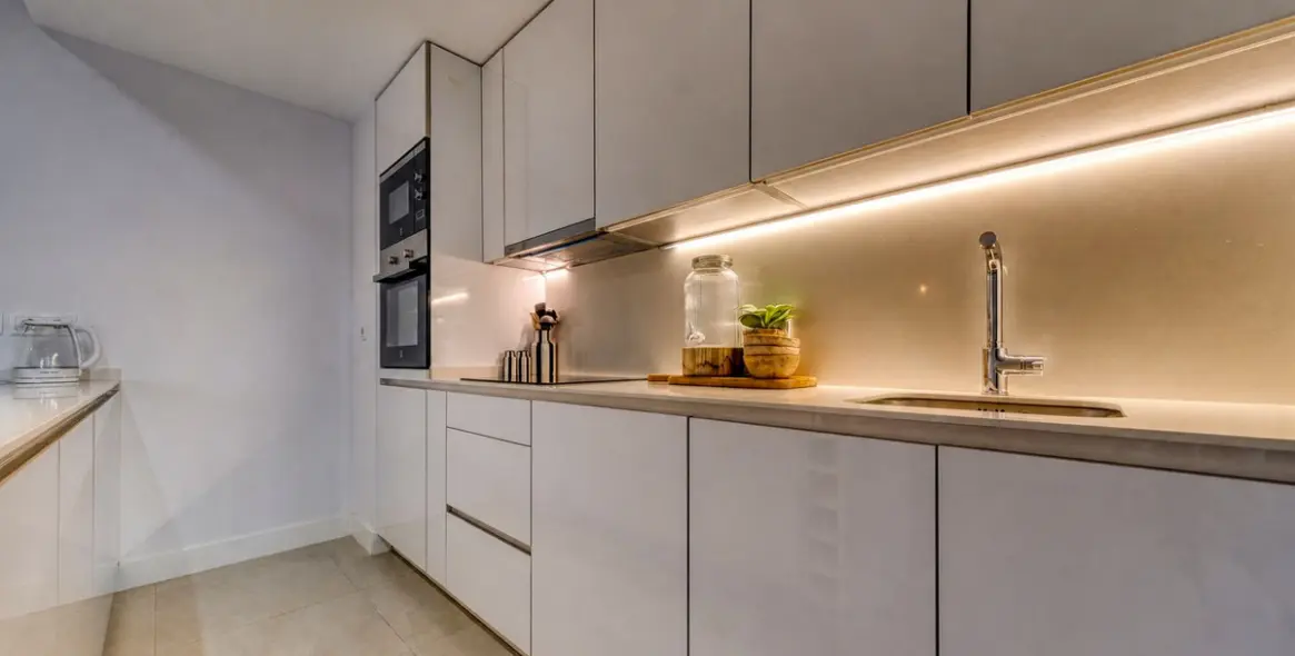 Venta de apartamento en planta media en La Duquesa 38
