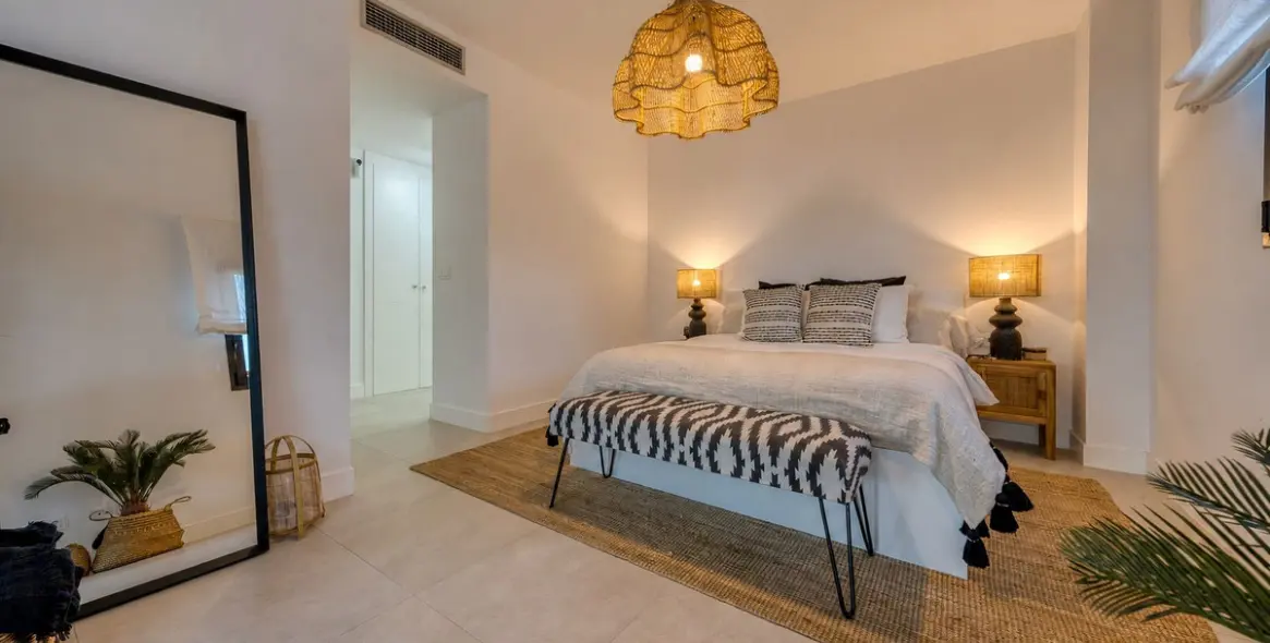 Venta de apartamento en planta media en La Duquesa 40