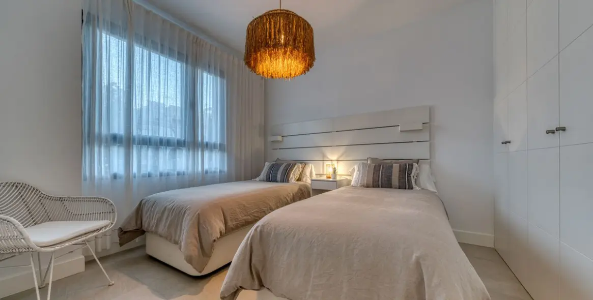 Venta de apartamento en planta media en La Duquesa 41