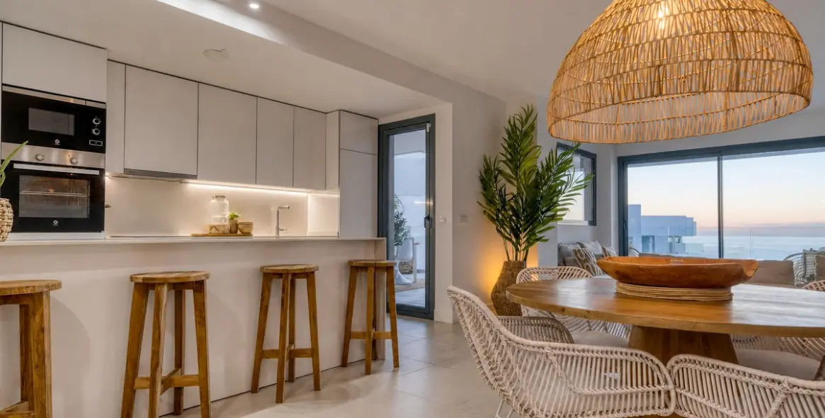 Venta de apartamento en planta media en La Duquesa 42