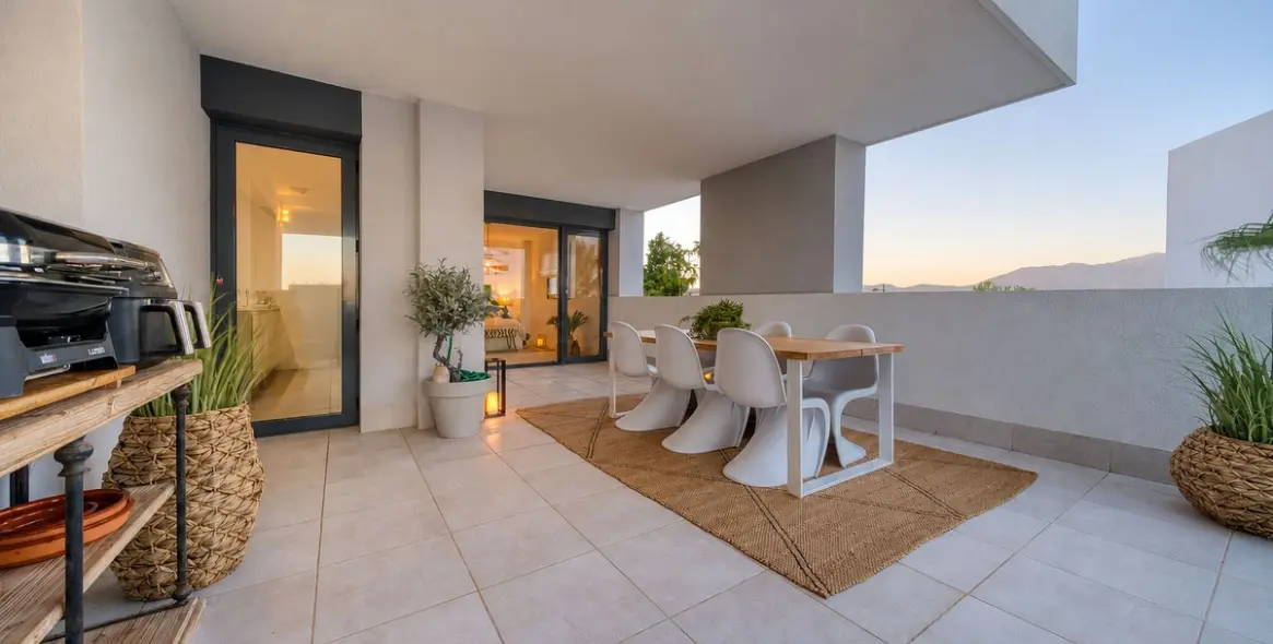 Venta de apartamento en planta media en La Duquesa 44