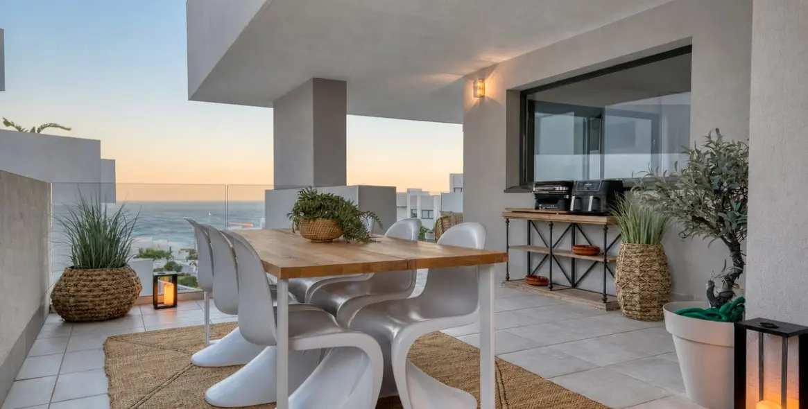 Venta de apartamento en planta media en La Duquesa 45
