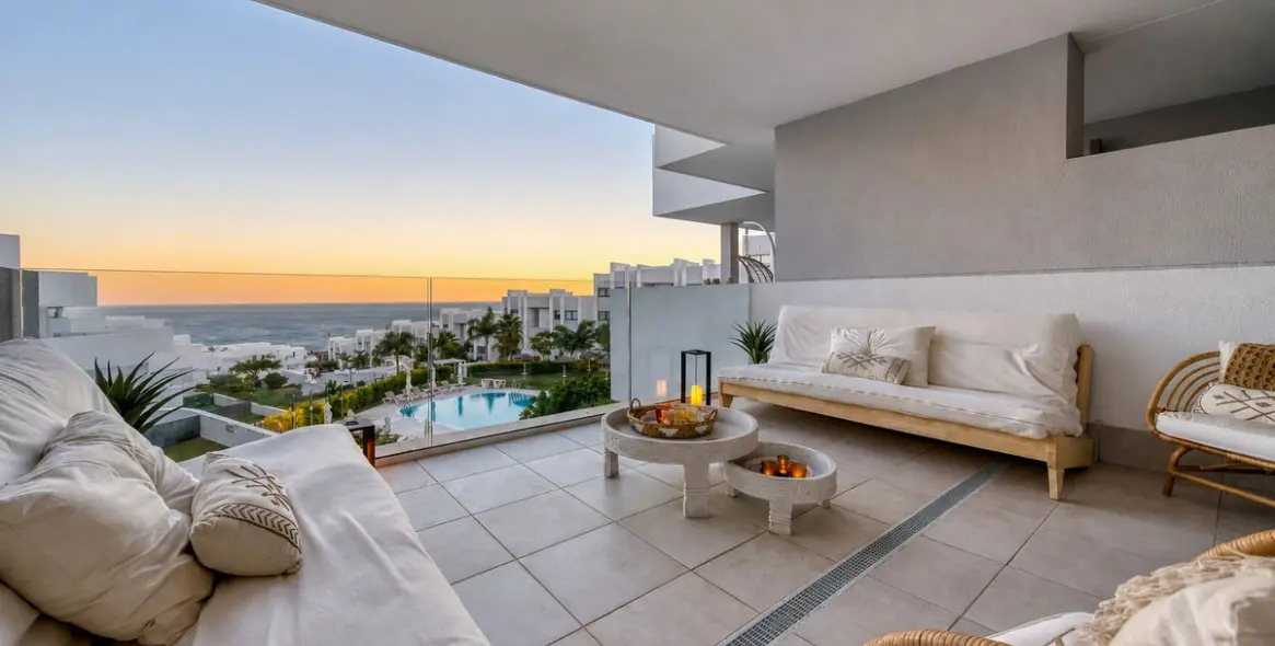 Venta de apartamento en planta media en La Duquesa 47