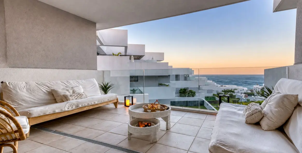 Venta de apartamento en planta media en La Duquesa 48