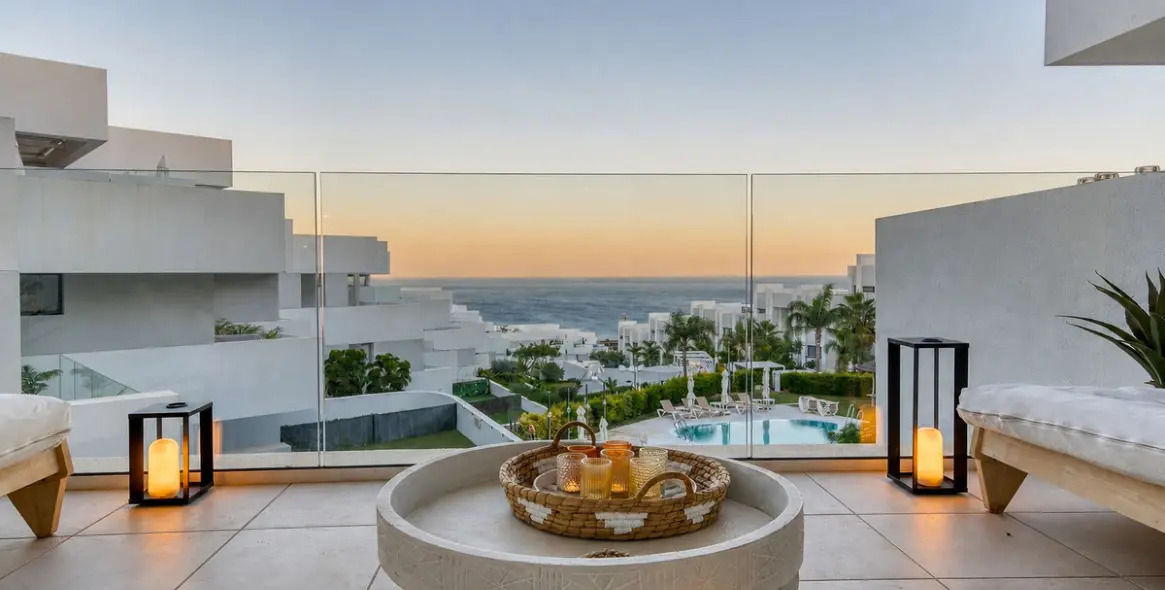 Venta de apartamento en planta media en La Duquesa 49