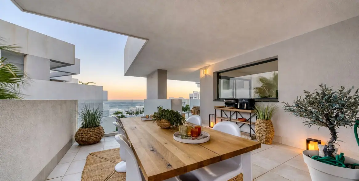 Venta de apartamento en planta media en La Duquesa 50
