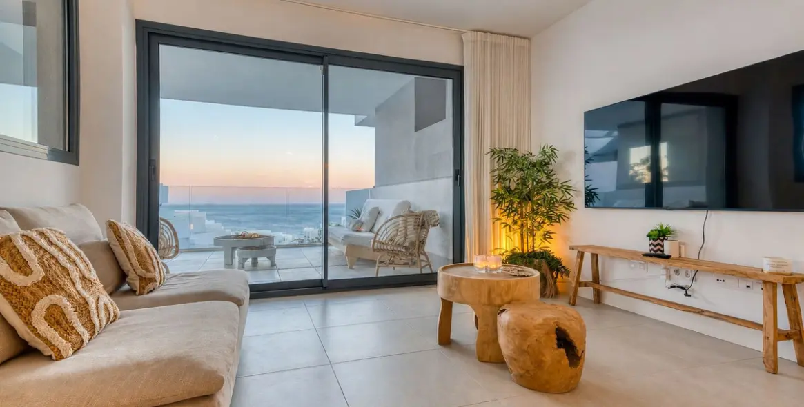 Venta de apartamento en planta media en La Duquesa 52