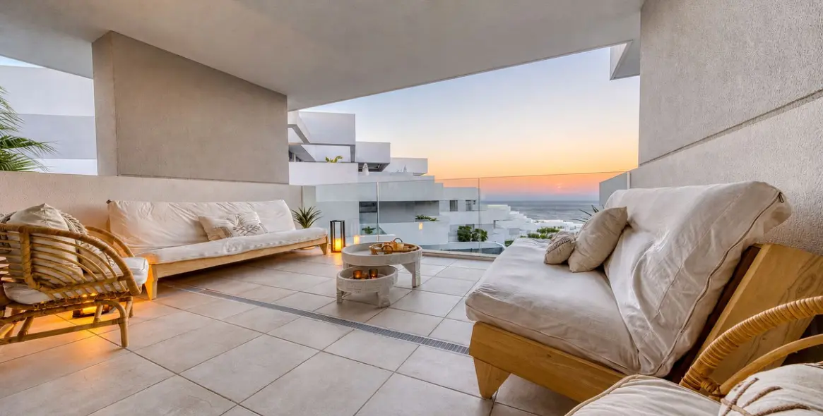 Venta de apartamento en planta media en La Duquesa 53