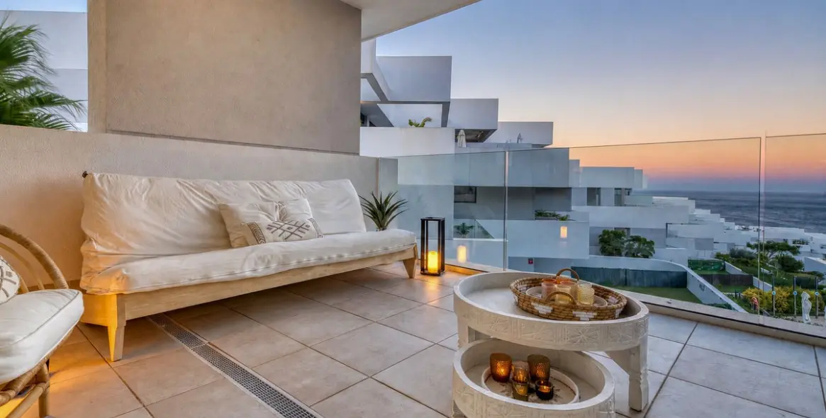 Venta de apartamento en planta media en La Duquesa 54