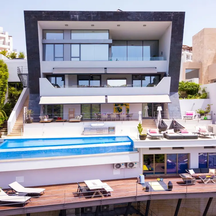 Sale of detached villa in Benahavís
