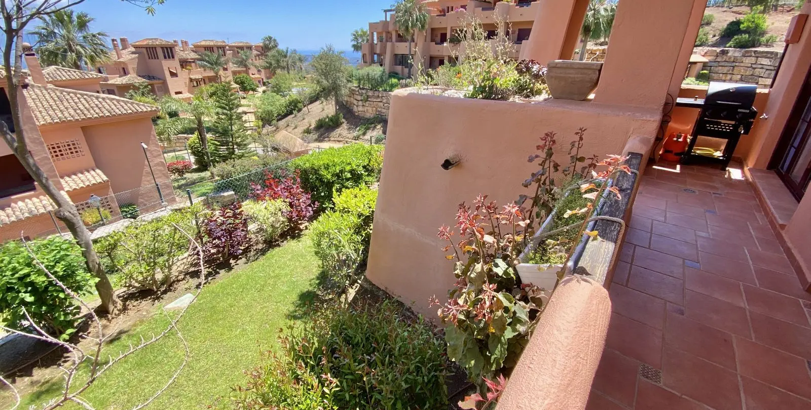 Sale of ground floor apartment in Elviria 6