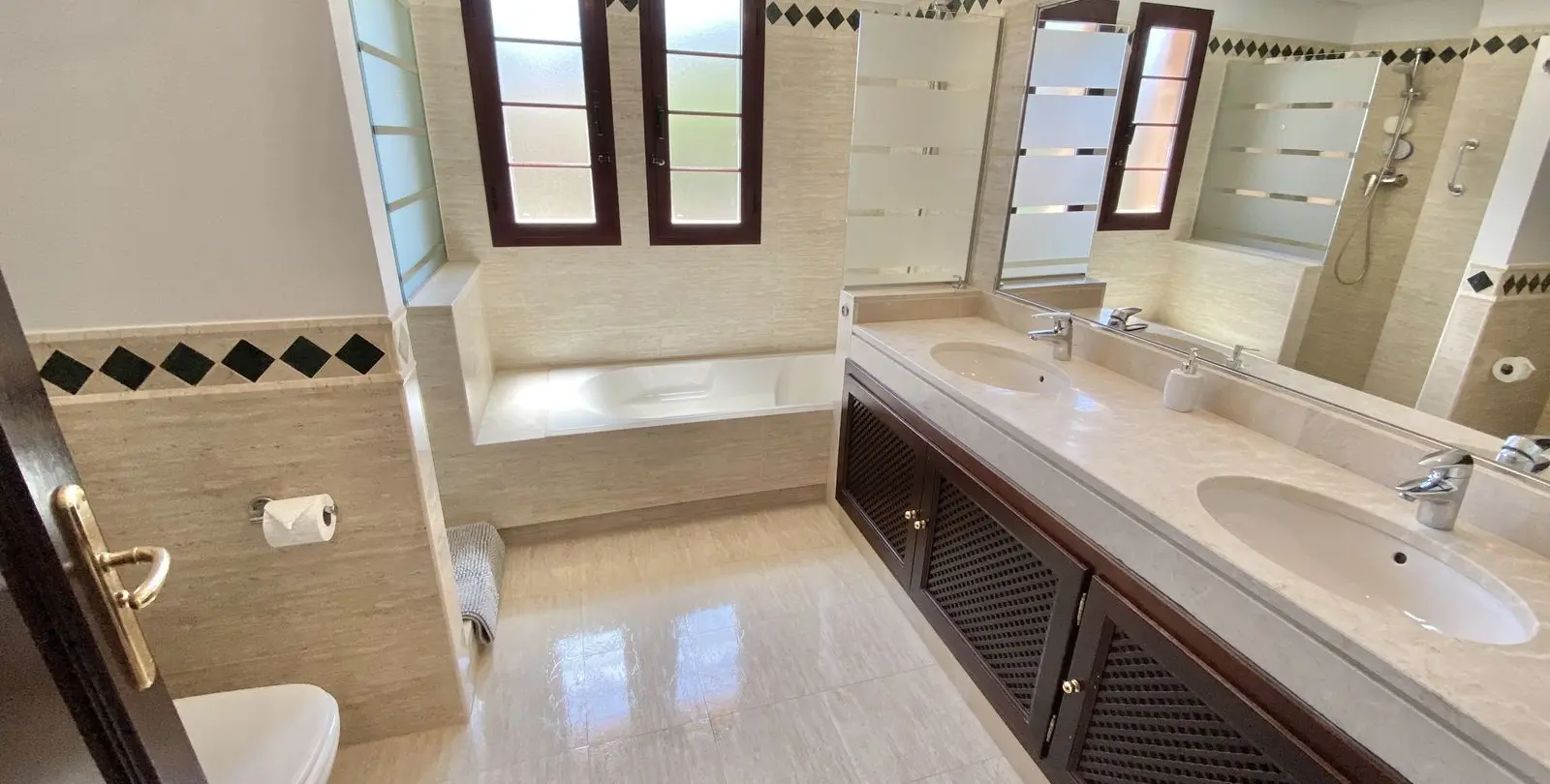 Sale of ground floor apartment in Elviria 17