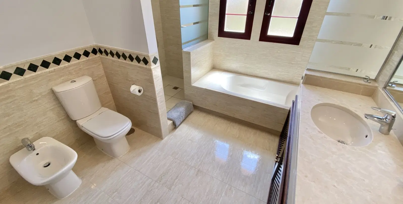 Sale of ground floor apartment in Elviria 18