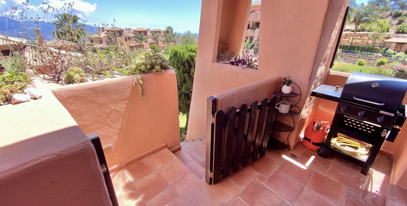 Sale of ground floor apartment in Elviria 26