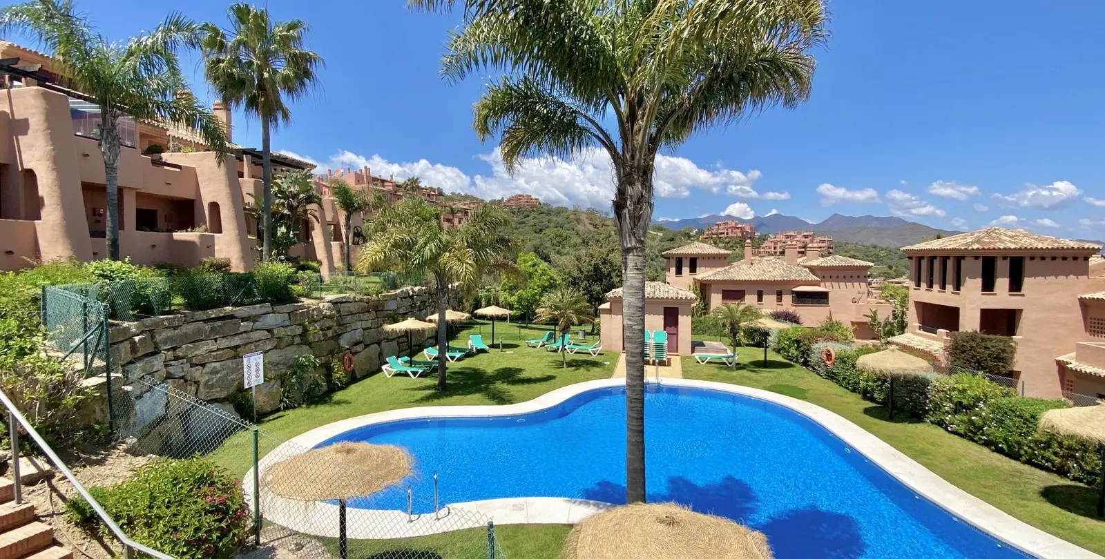 Sale of ground floor apartment in Elviria 28