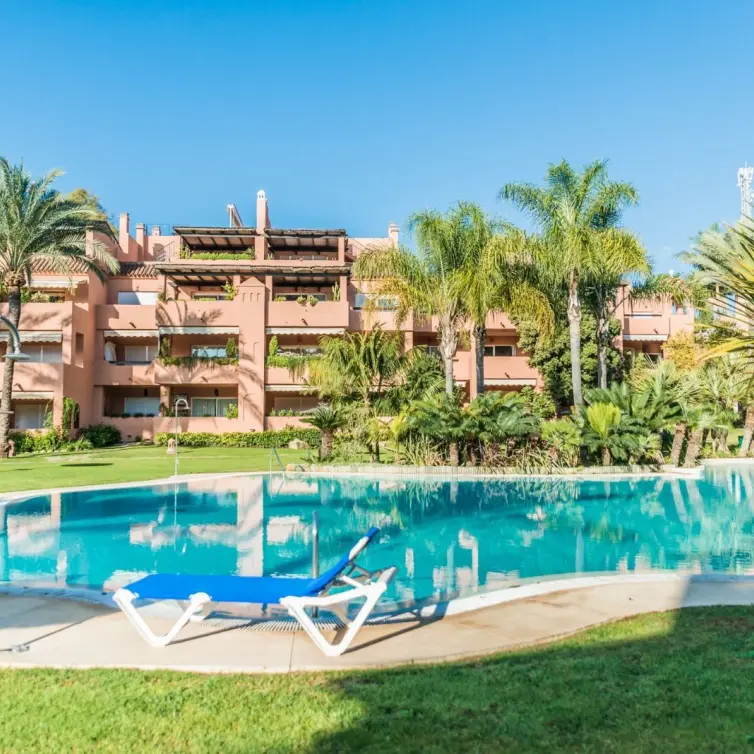 Sale of middle floor apartment in Guadalmina Baja