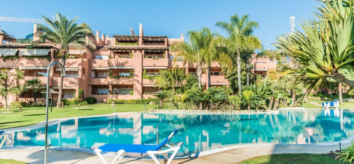 Sale of middle floor apartment in Guadalmina Baja 0
