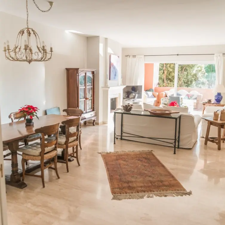 Sale of middle floor apartment in Guadalmina Baja