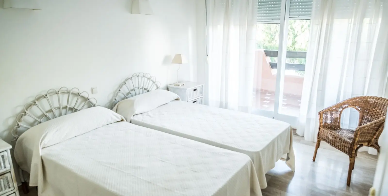 Sale of middle floor apartment in Guadalmina Baja 11