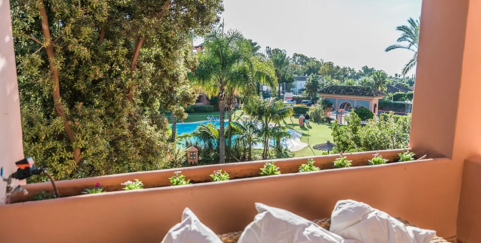 Sale of middle floor apartment in Guadalmina Baja 17