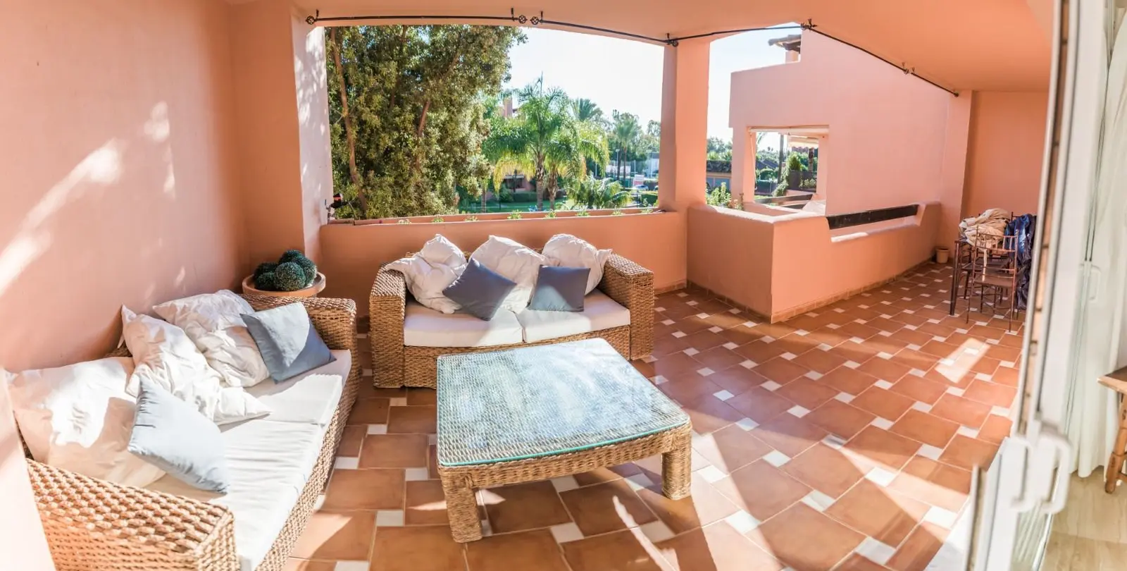 Sale of middle floor apartment in Guadalmina Baja 18