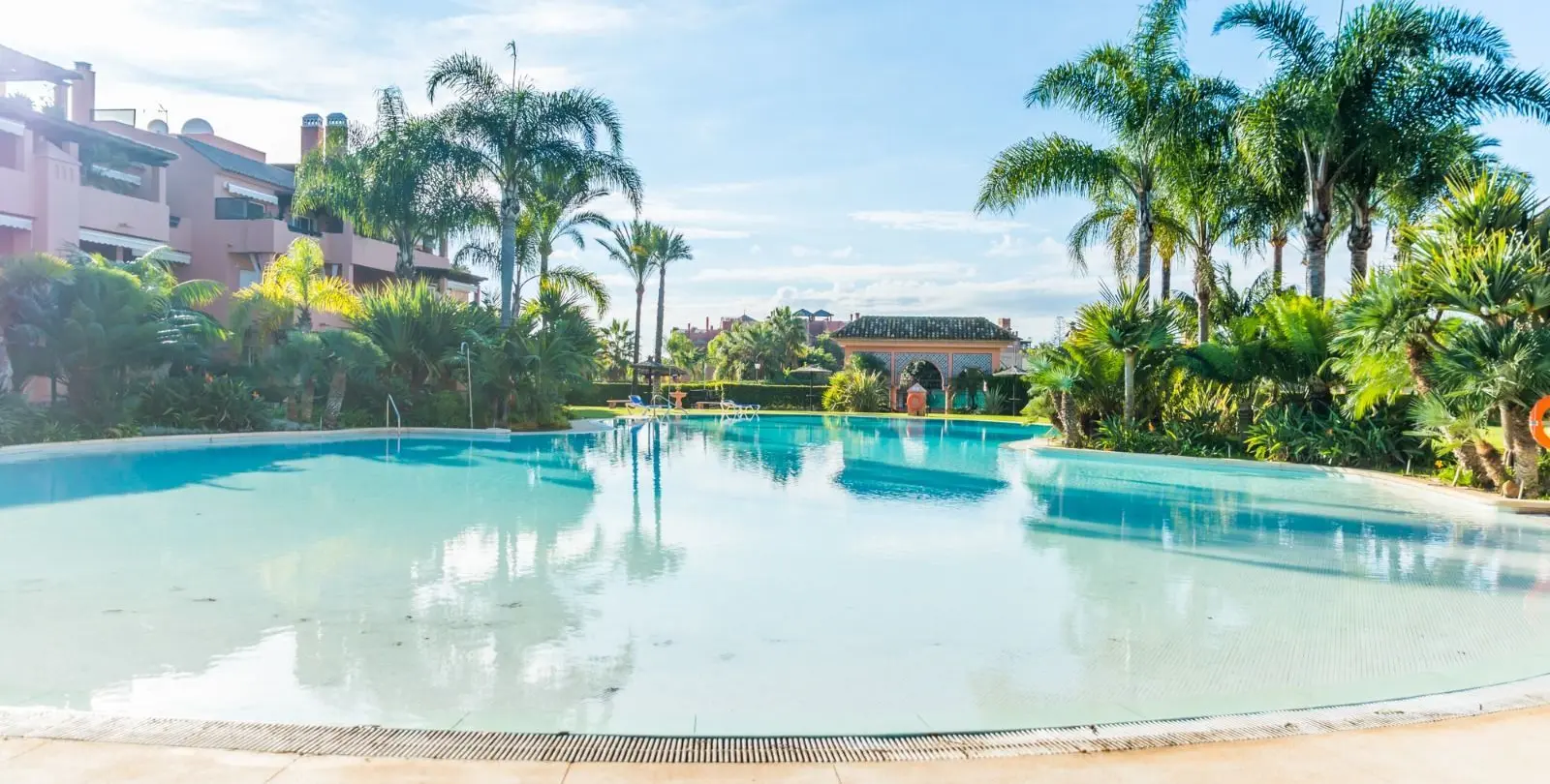 Sale of middle floor apartment in Guadalmina Baja 27