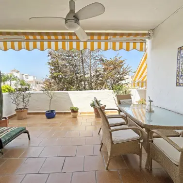 Venta de apartamento en planta media en The Golden Mile