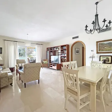 Venta de apartamento en planta media en The Golden Mile