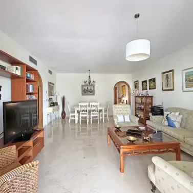 Venta de apartamento en planta media en The Golden Mile